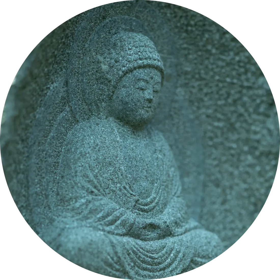 穏やかな表情の石仏