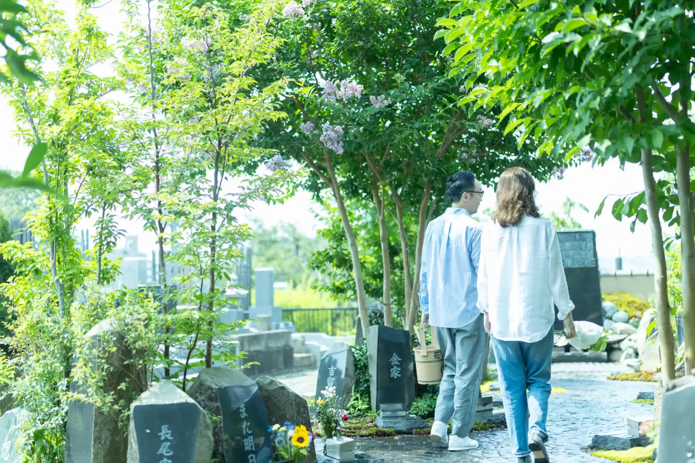 ［屋外］ 庭のお墓を歩く夫婦