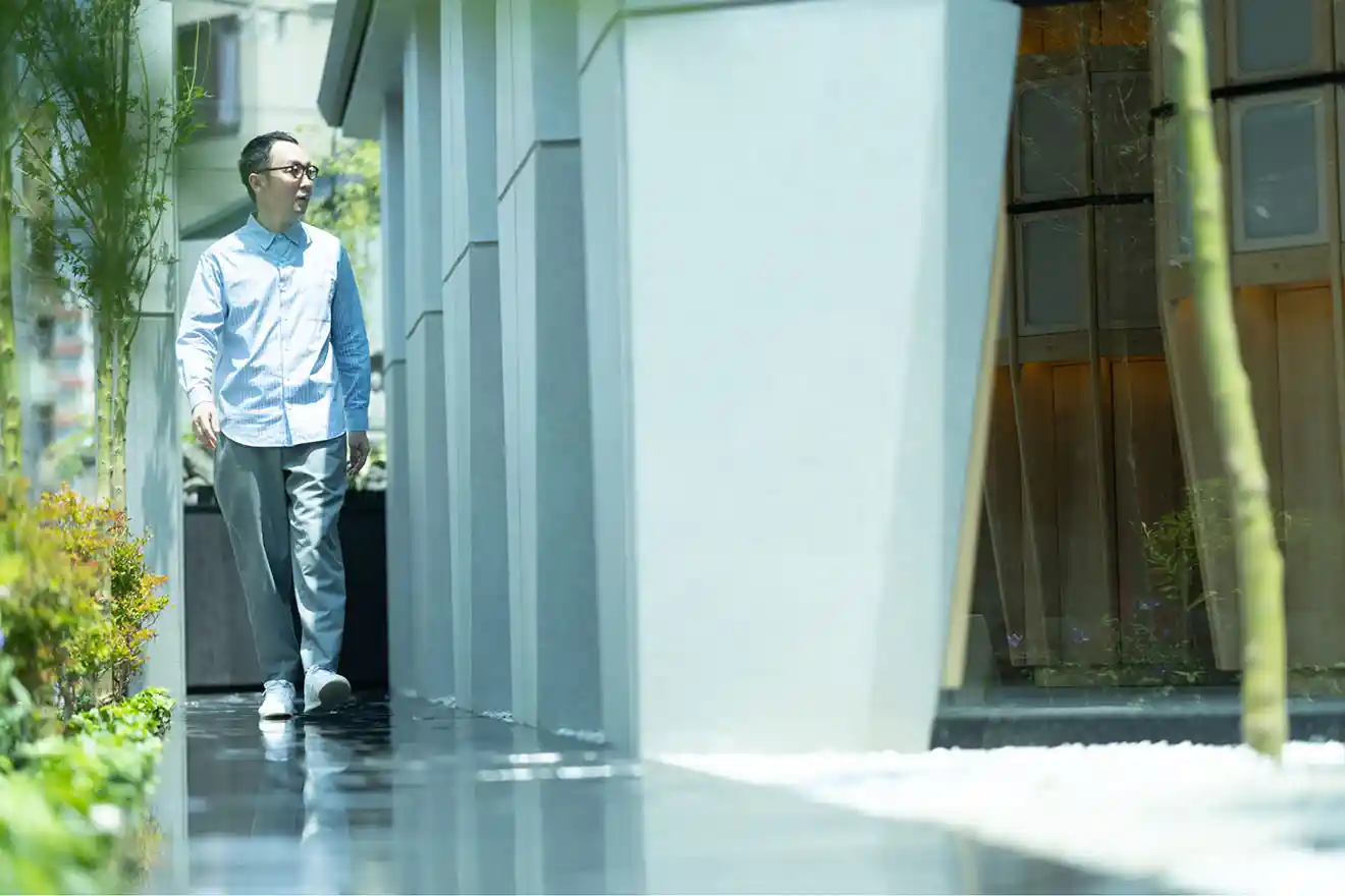 納骨堂の横を歩く参拝者